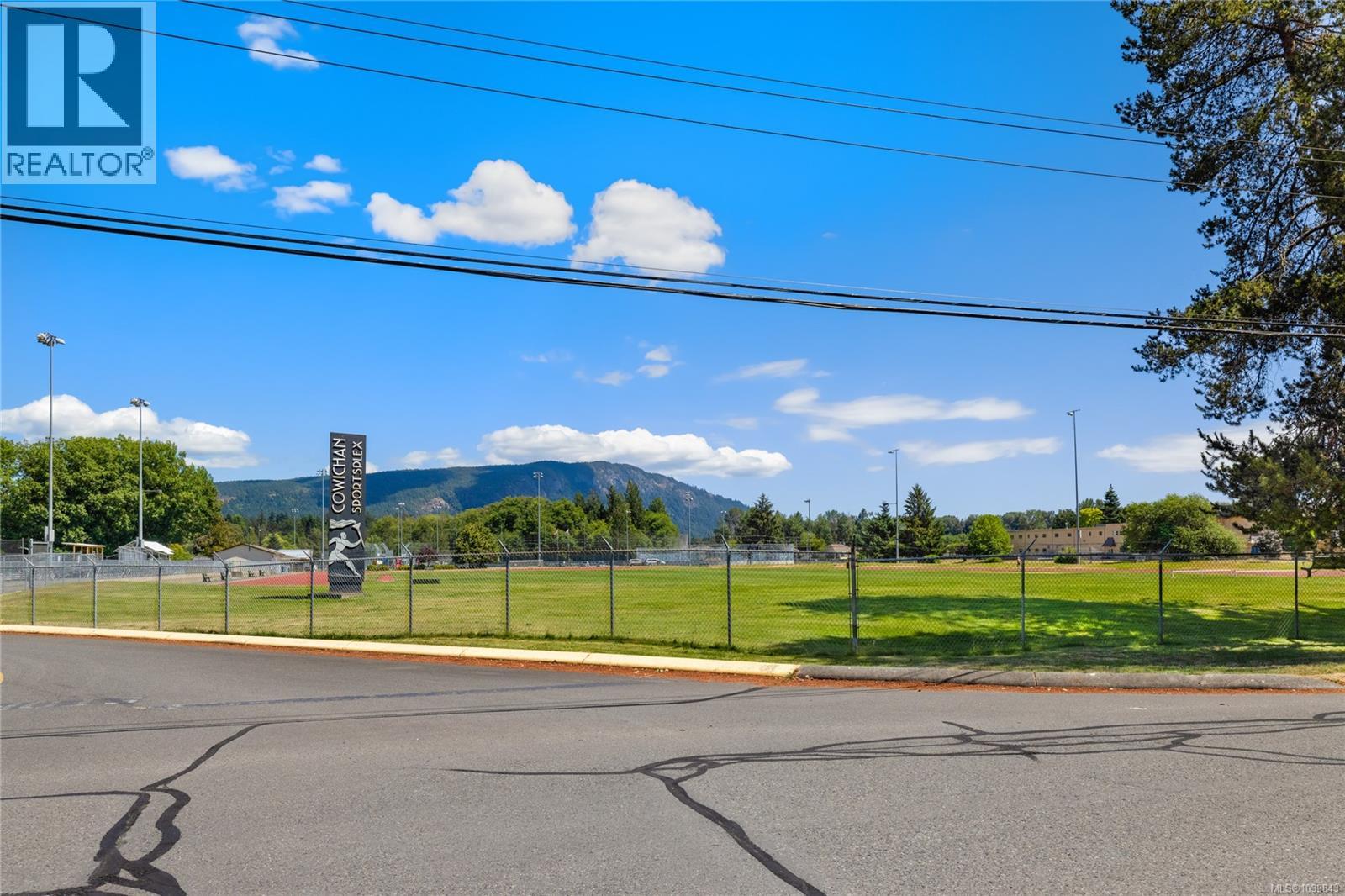 #304 2525 Dingwall St - 25