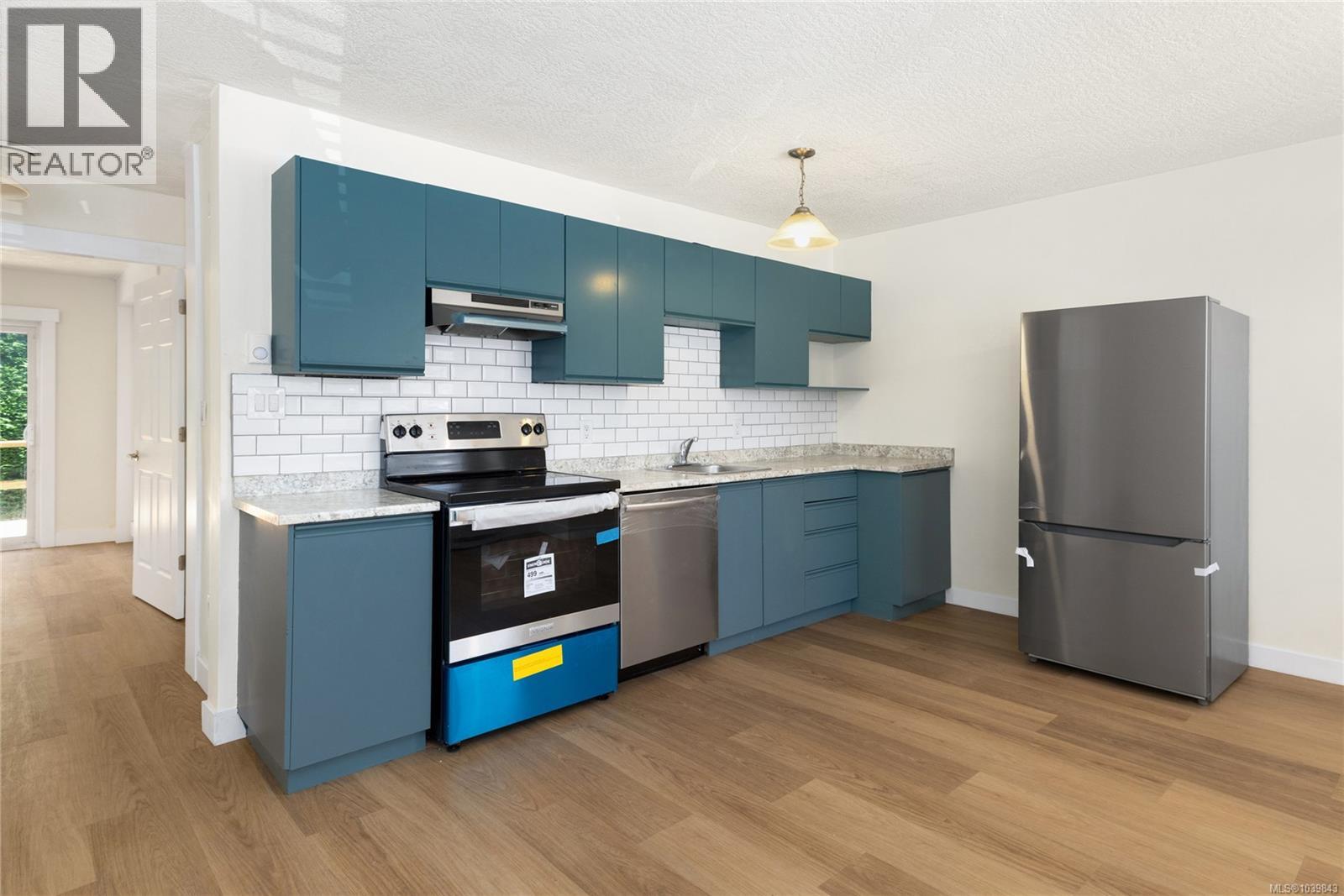#304 2525 Dingwall St - 4