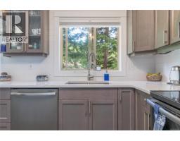 Ensuite - 6340 Island Hwy W, Qualicum Beach, BC V9K2E5 Photo 10