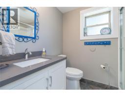 Primary Bedroom - 6340 Island Hwy W, Qualicum Beach, BC V9K2E5 Photo 20