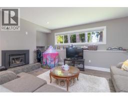 Laundry room - 6340 Island Hwy W, Qualicum Beach, BC V9K2E5 Photo 13