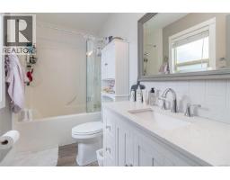 Bathroom - 6340 Island Hwy W, Qualicum Beach, BC V9K2E5 Photo 17