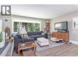Primary Bedroom - 6340 Island Hwy W, Qualicum Beach, BC V9K2E5 Photo 12
