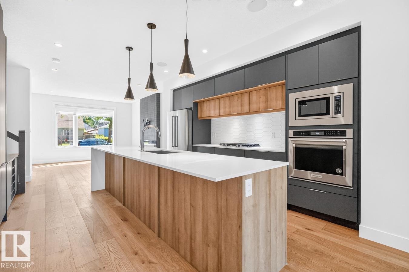 9028 90 ST NW - 12