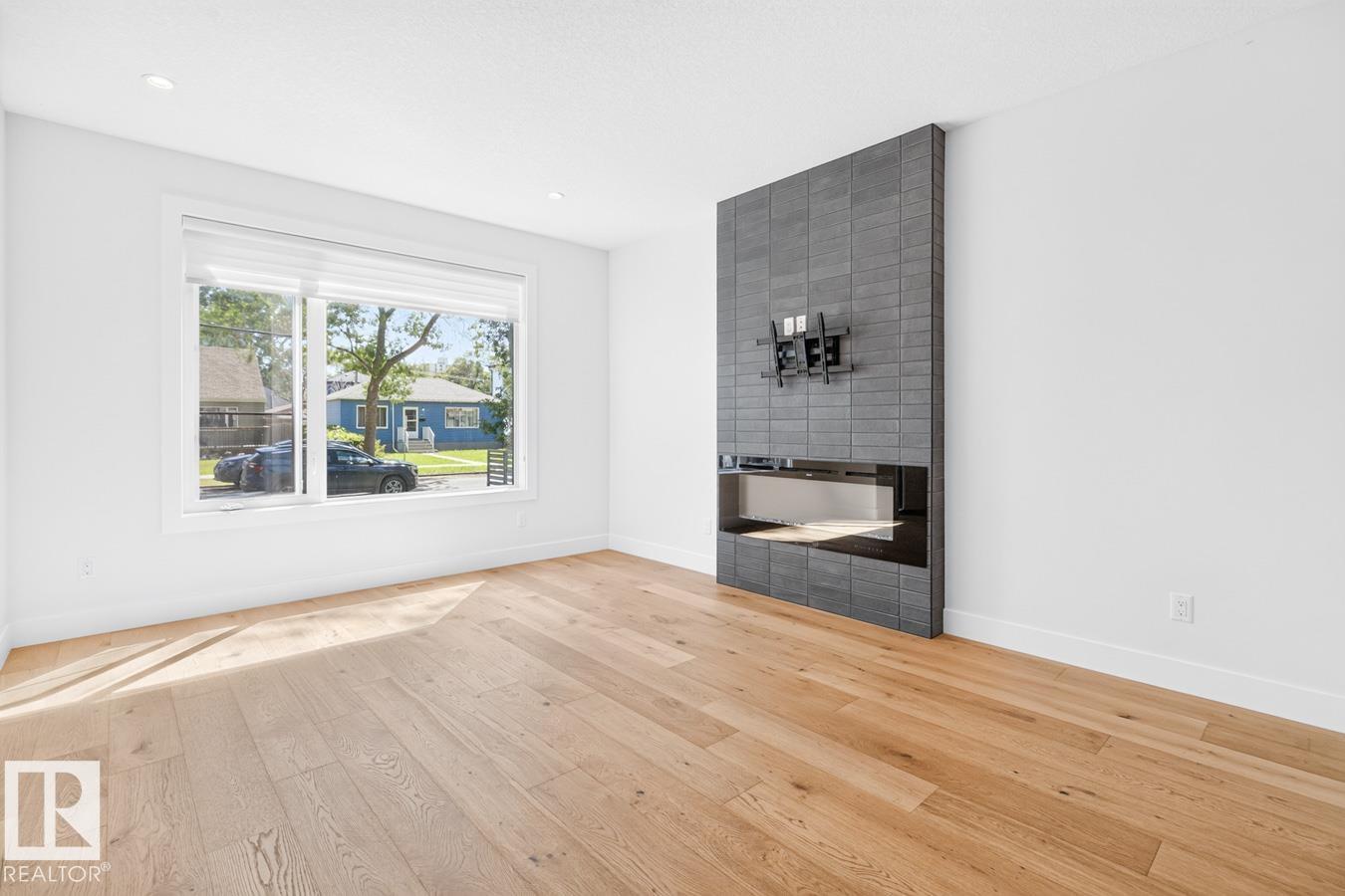 9028 90 ST NW - 6