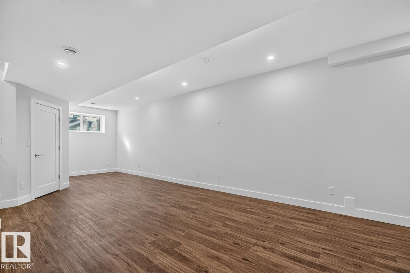 9028 90 ST NW - 39