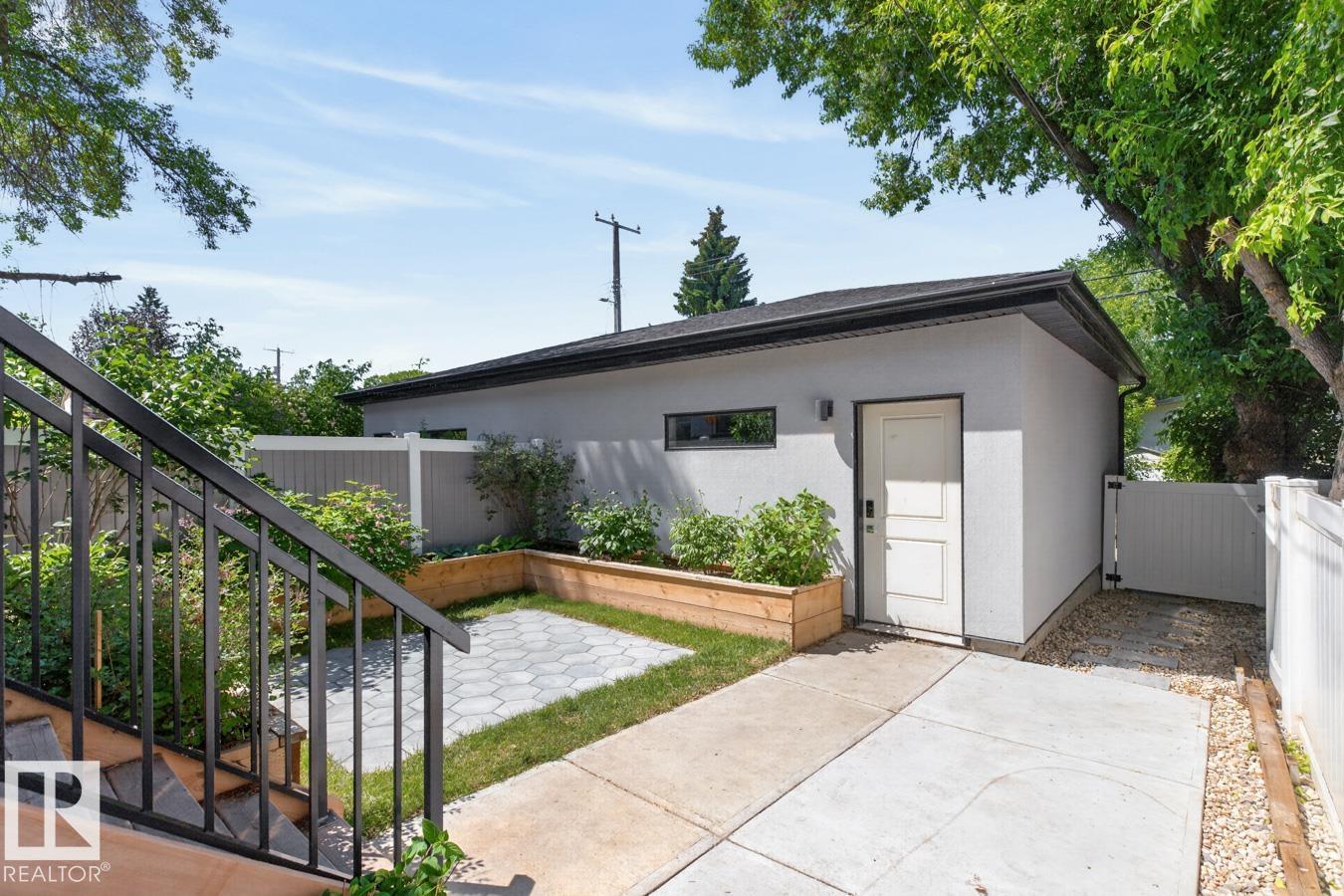9028 90 ST NW - 46