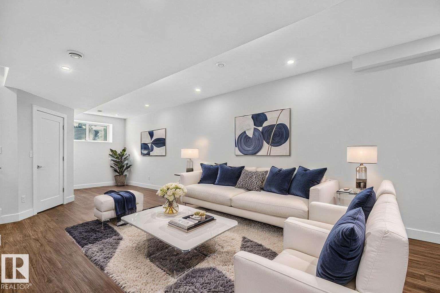 9028 90 ST NW - 38