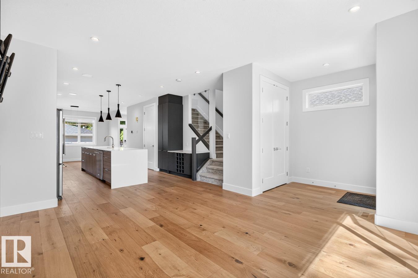 9028 90 ST NW - 8