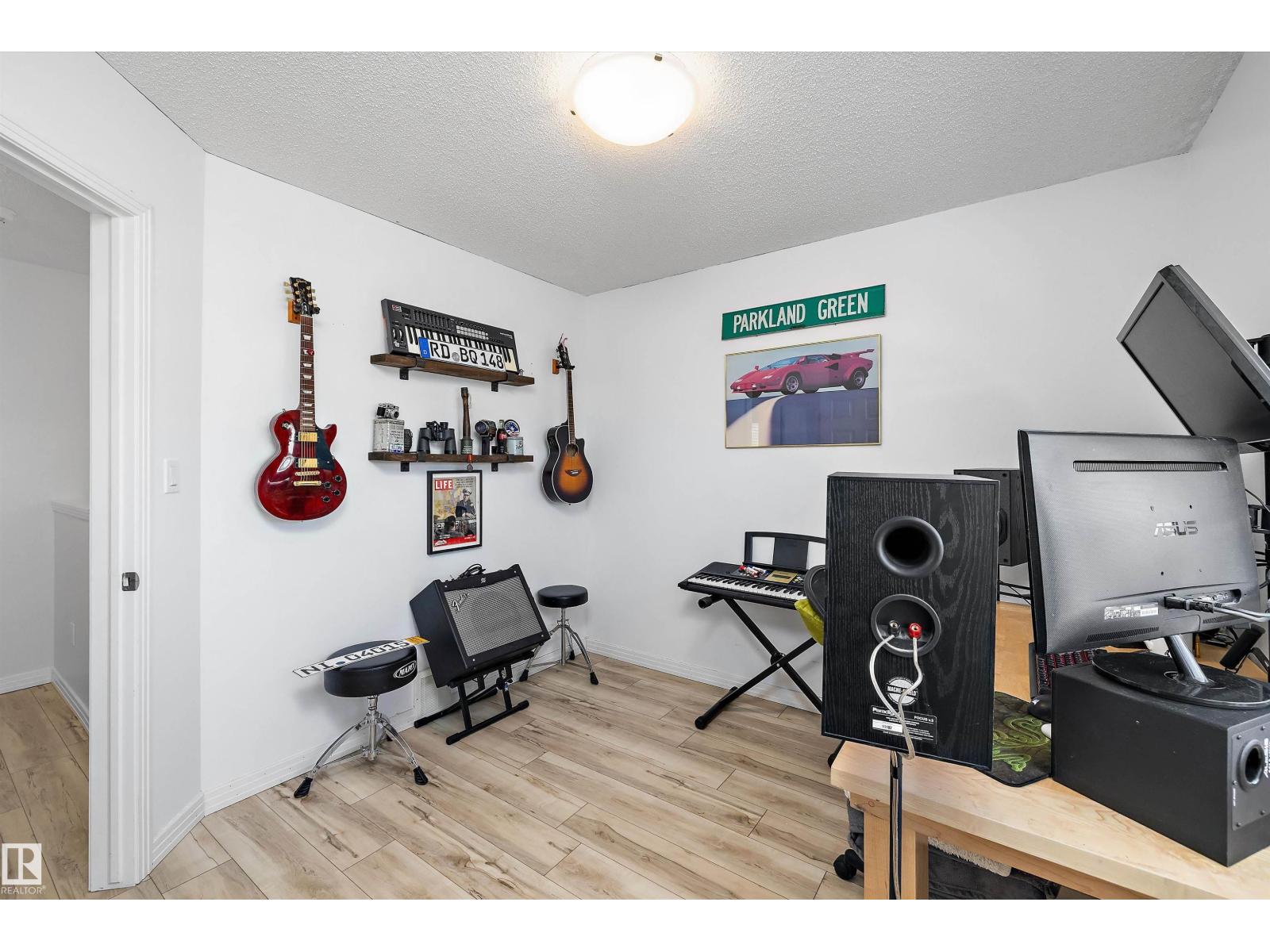 25 HALLADAY BV - 26