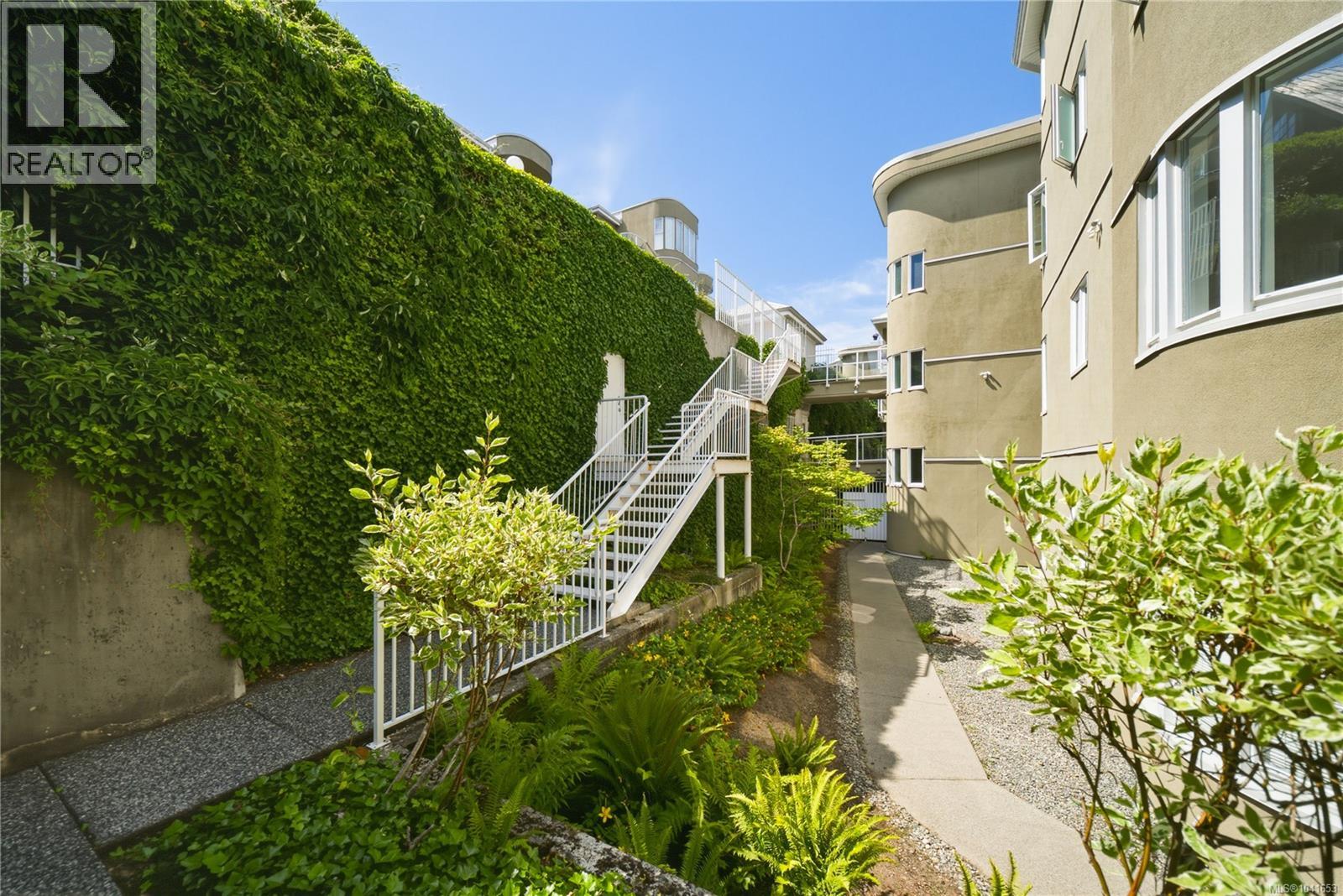 #402 566 Stewart Ave - 27
