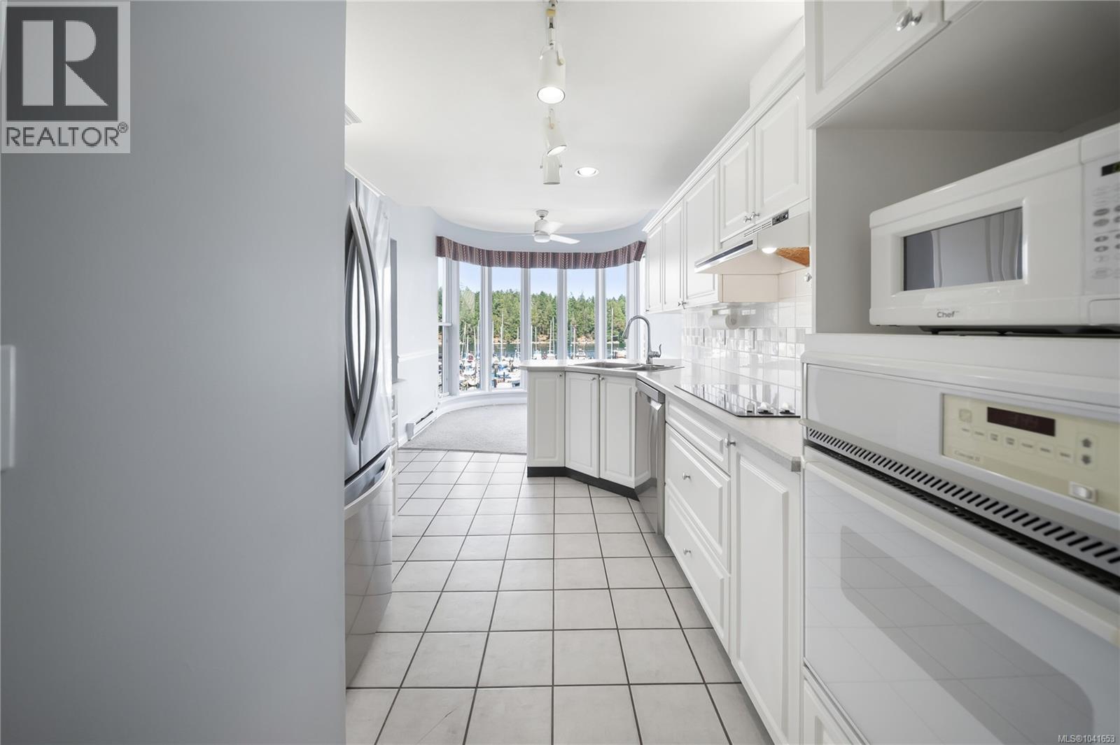 #402 566 Stewart Ave - 35