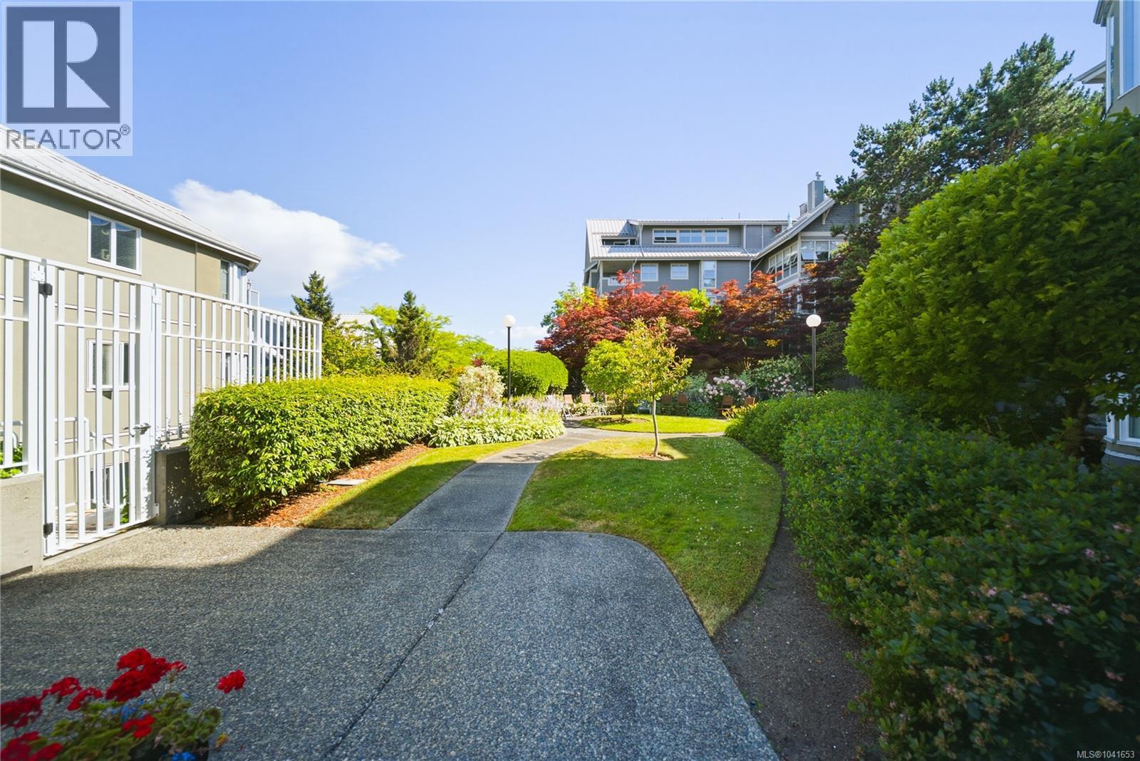 #402 566 Stewart Ave - 25
