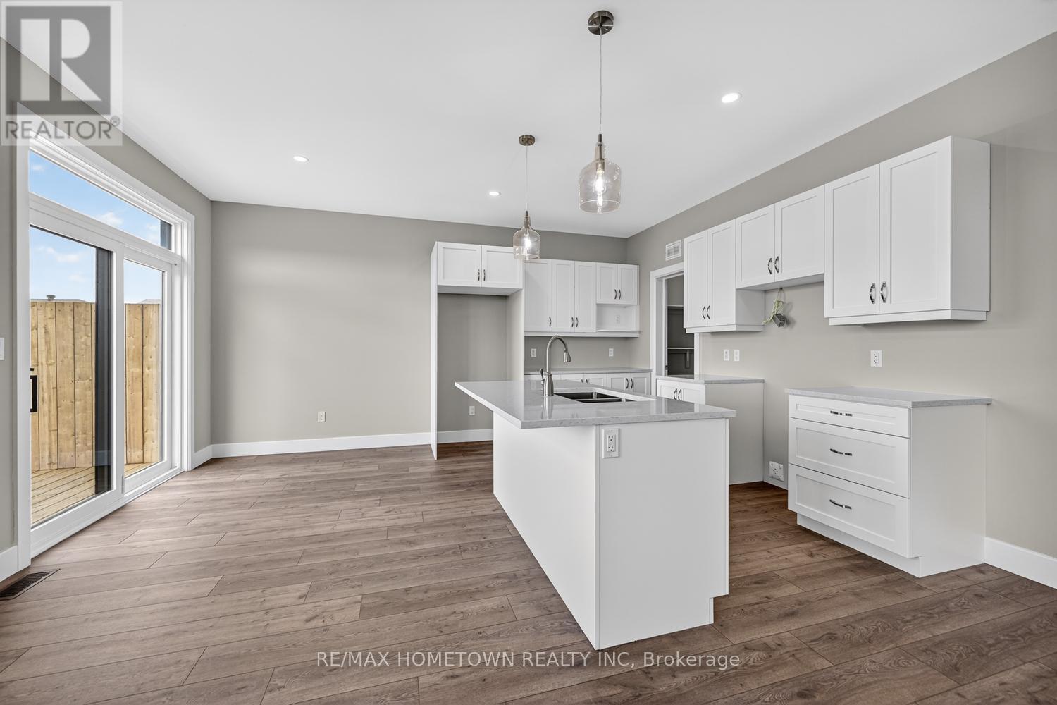 1013 DOBBIE STREET - 11
