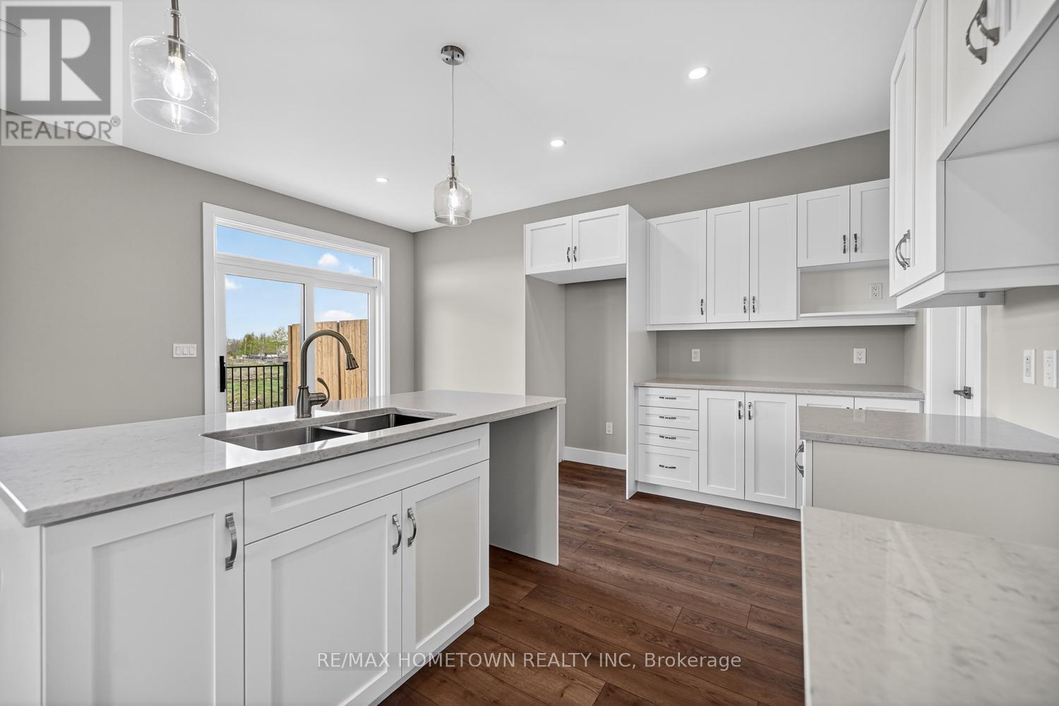 1013 DOBBIE STREET - 10