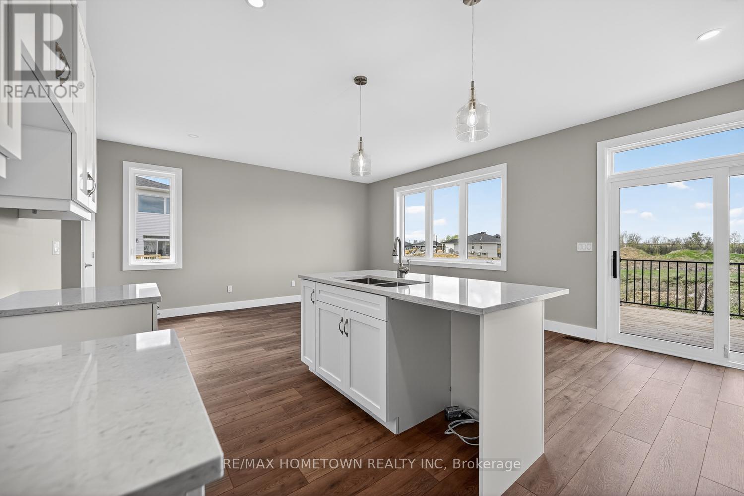 1013 DOBBIE STREET - 13