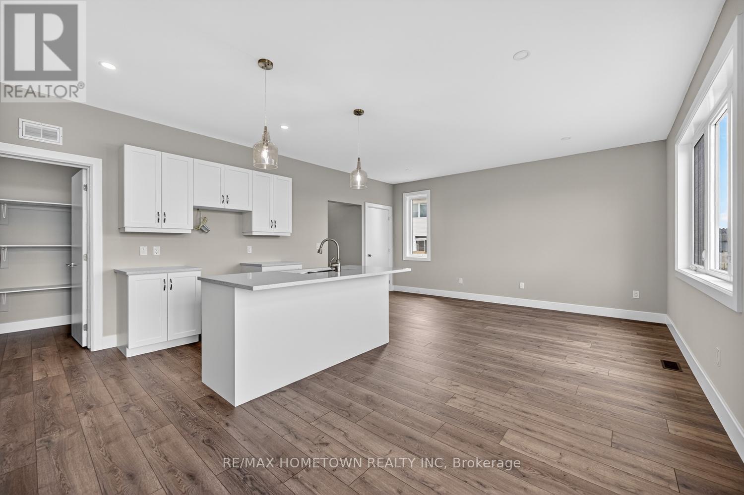 1013 DOBBIE STREET - 7