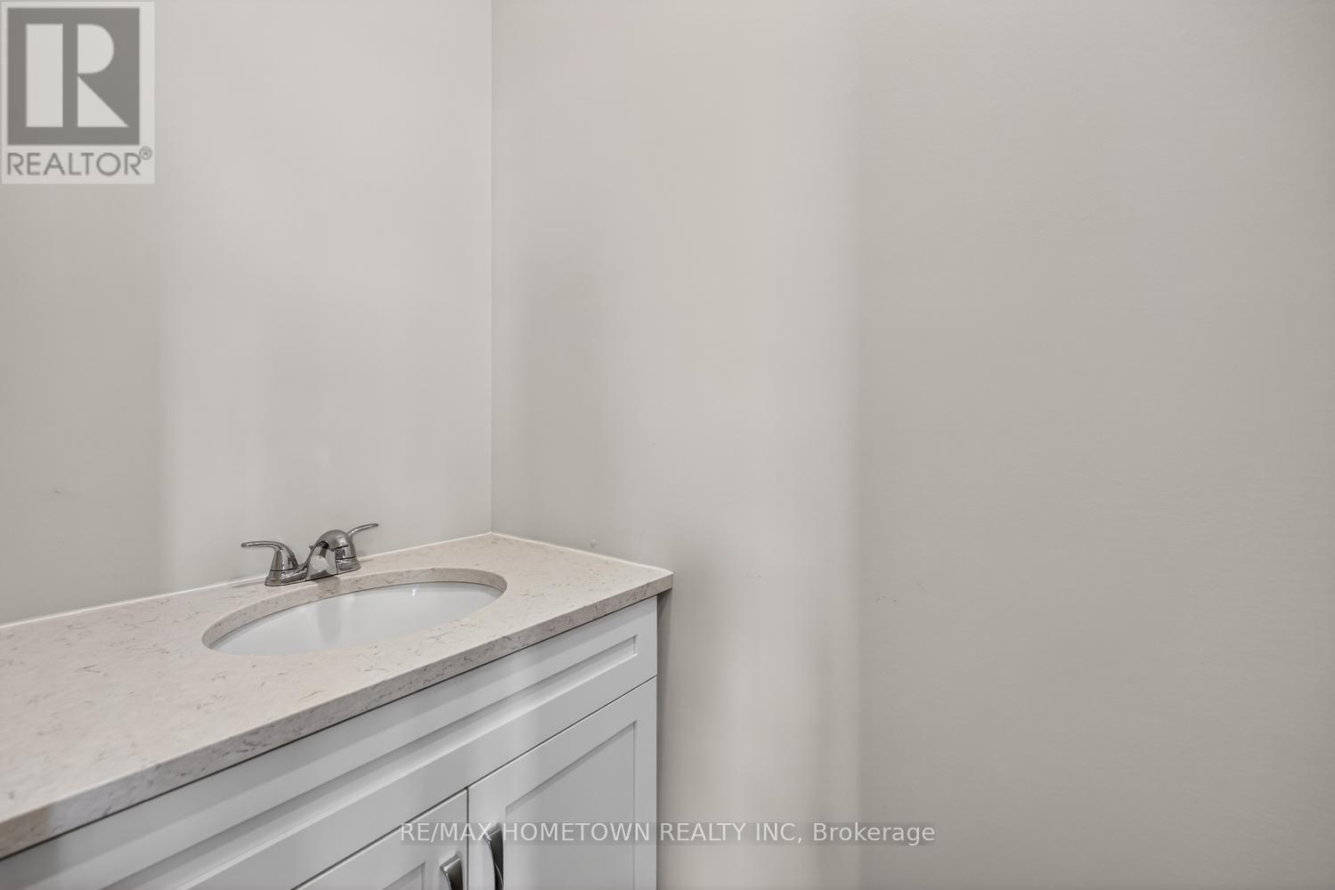 1013 DOBBIE STREET - 3