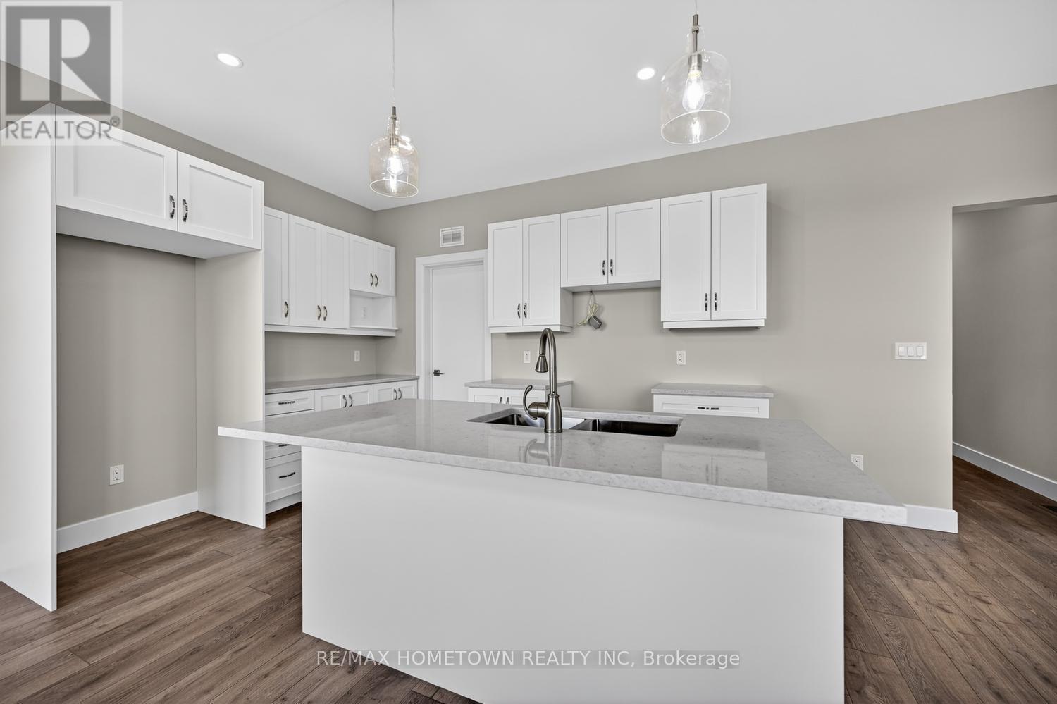 1013 DOBBIE STREET - 9