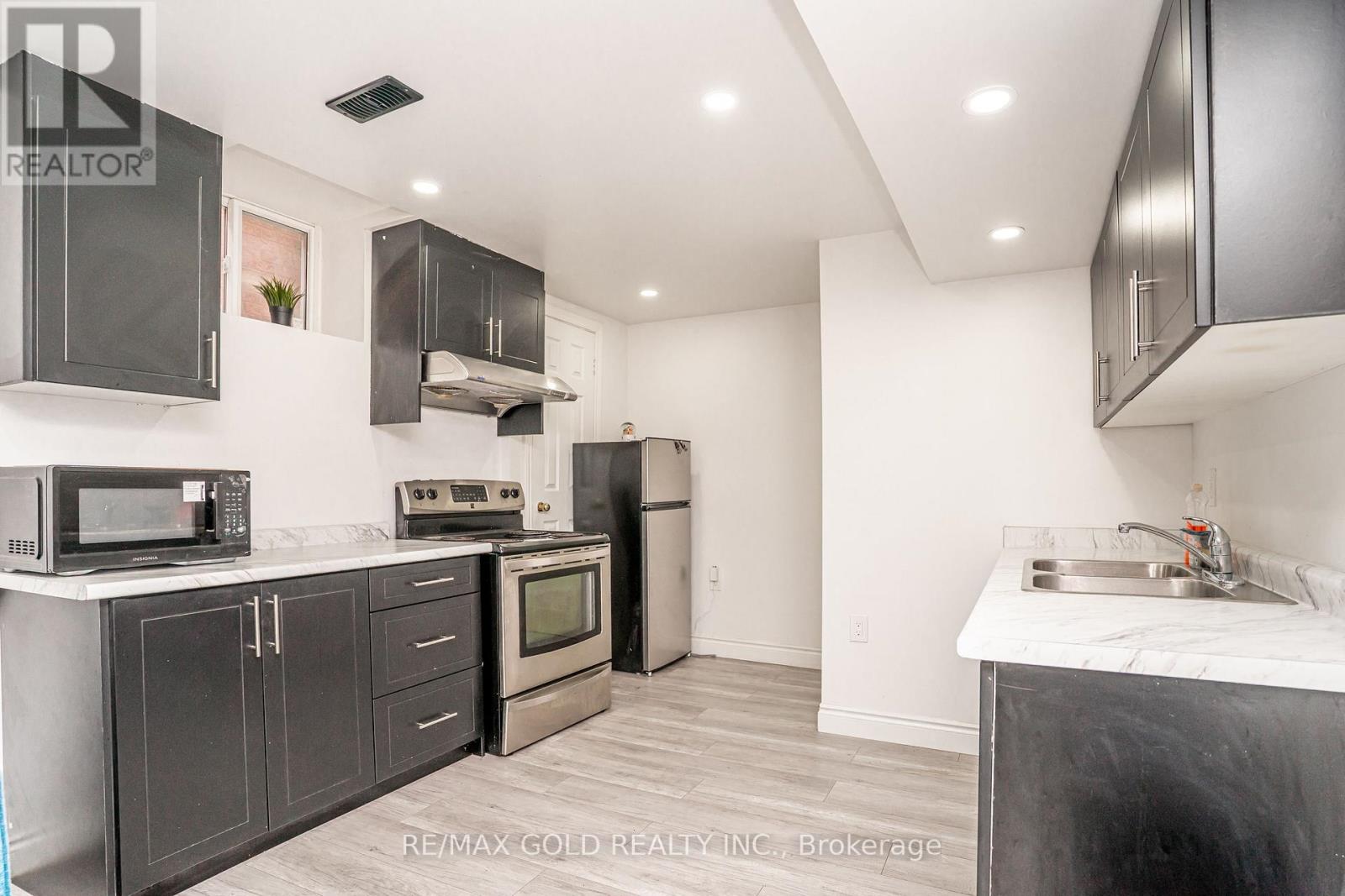 31 COLLEYVILLE STREET - 32