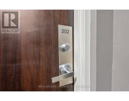 202 - 21 Elizabeth Street S, Richmond Hill, ON L4C3V5 Photo 6