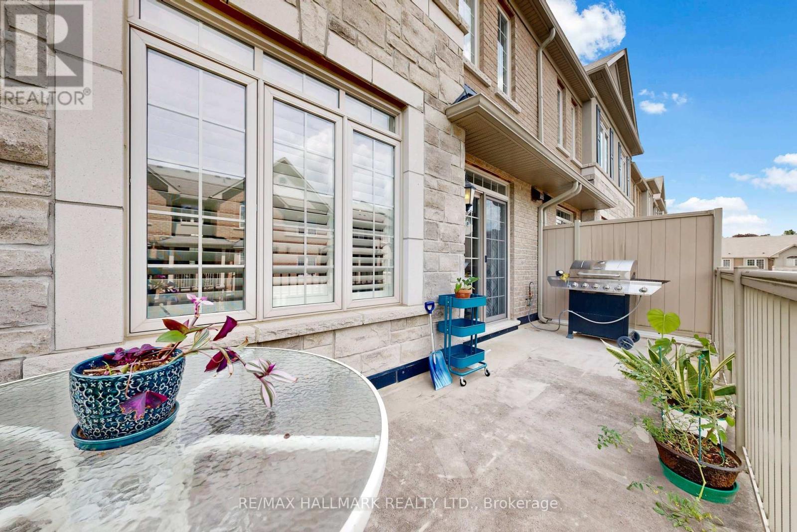 #14 215 DUNDAS STREET E - 11