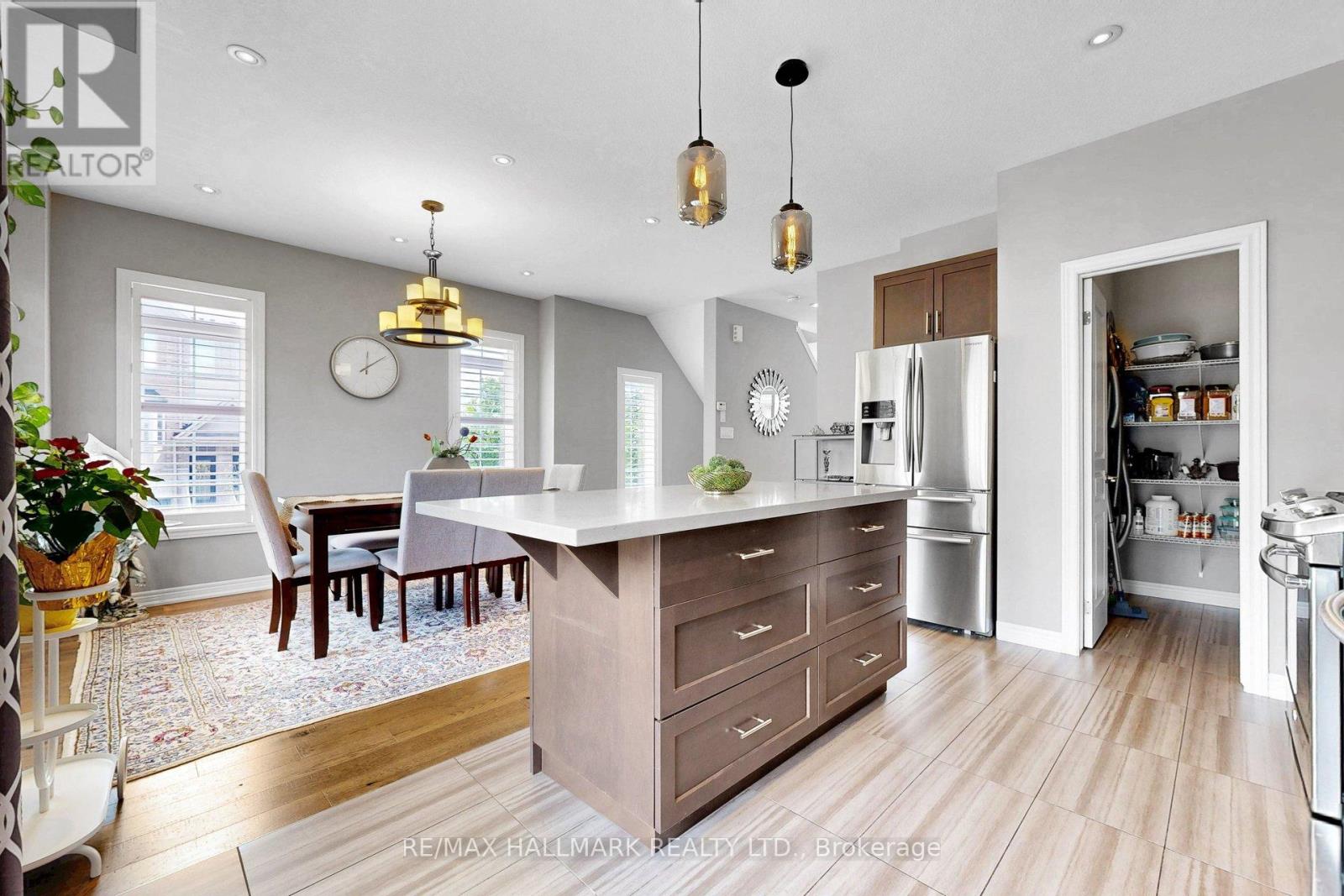 #14 215 DUNDAS STREET E - 12