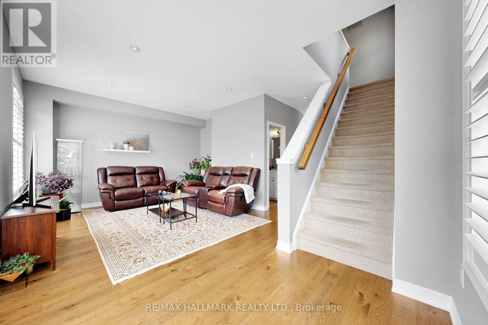 #14 215 DUNDAS STREET E - 17
