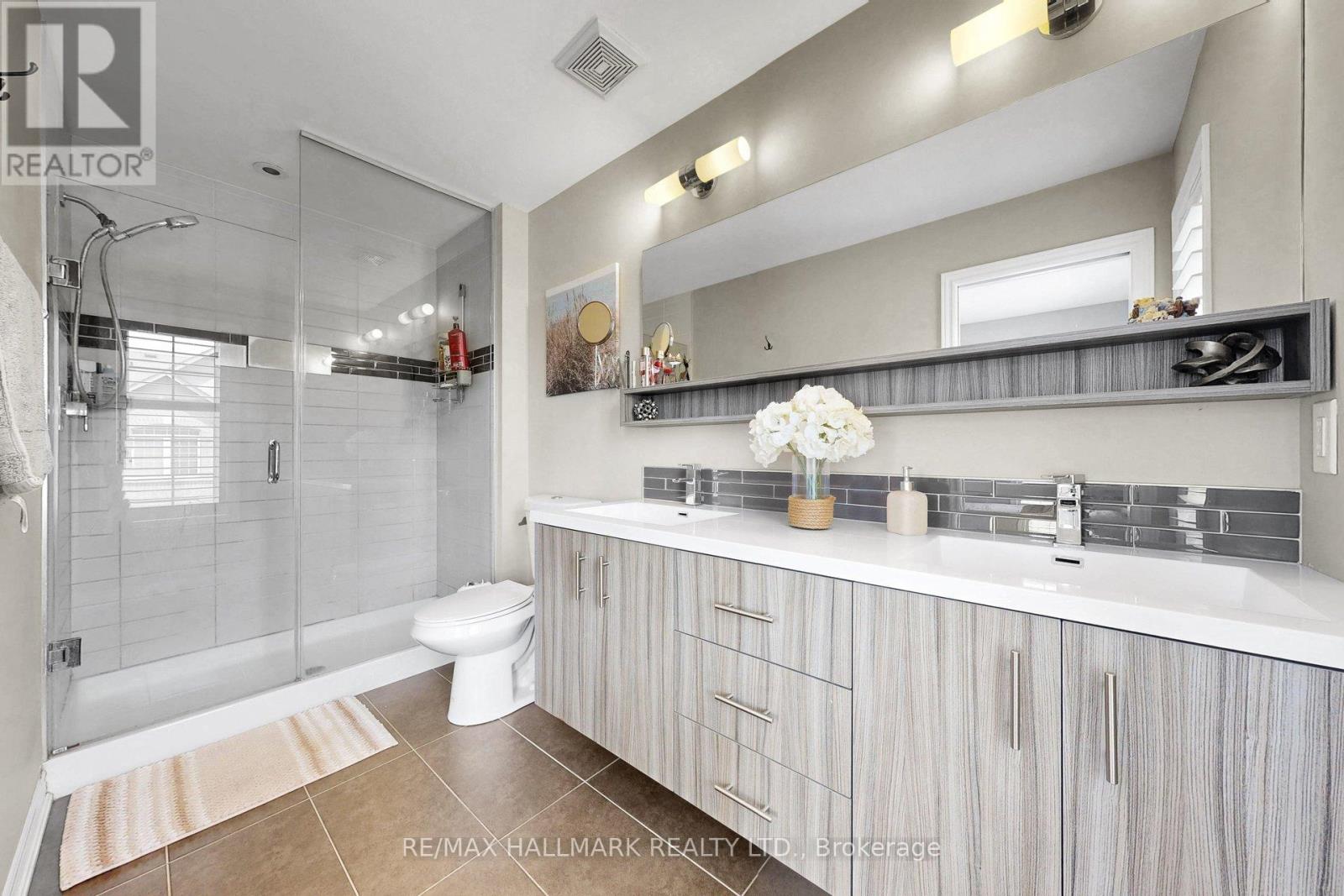 #14 215 DUNDAS STREET E - 23