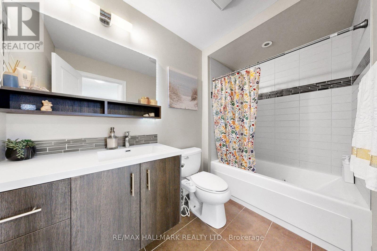 #14 215 DUNDAS STREET E - 26