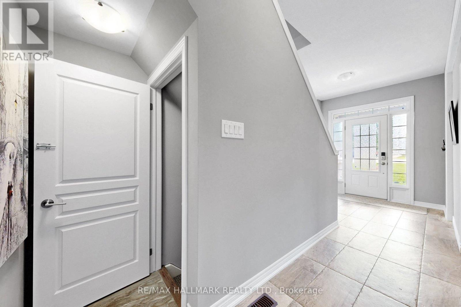 #14 215 DUNDAS STREET E - 29
