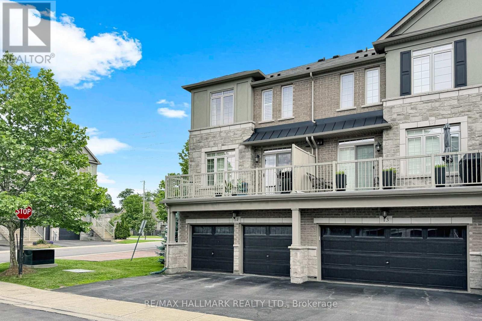 #14 215 DUNDAS STREET E - 34