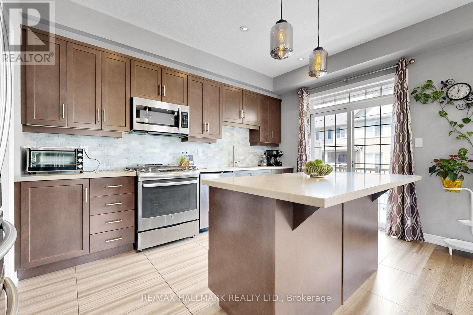 #14 215 DUNDAS STREET E - 9