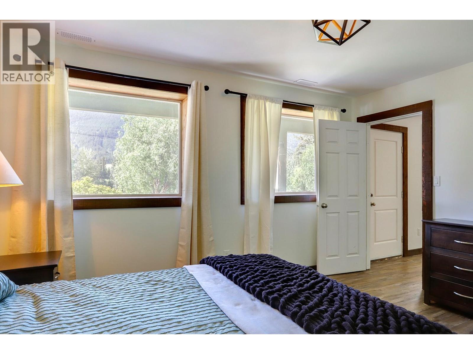 4375 97 Highway - 50