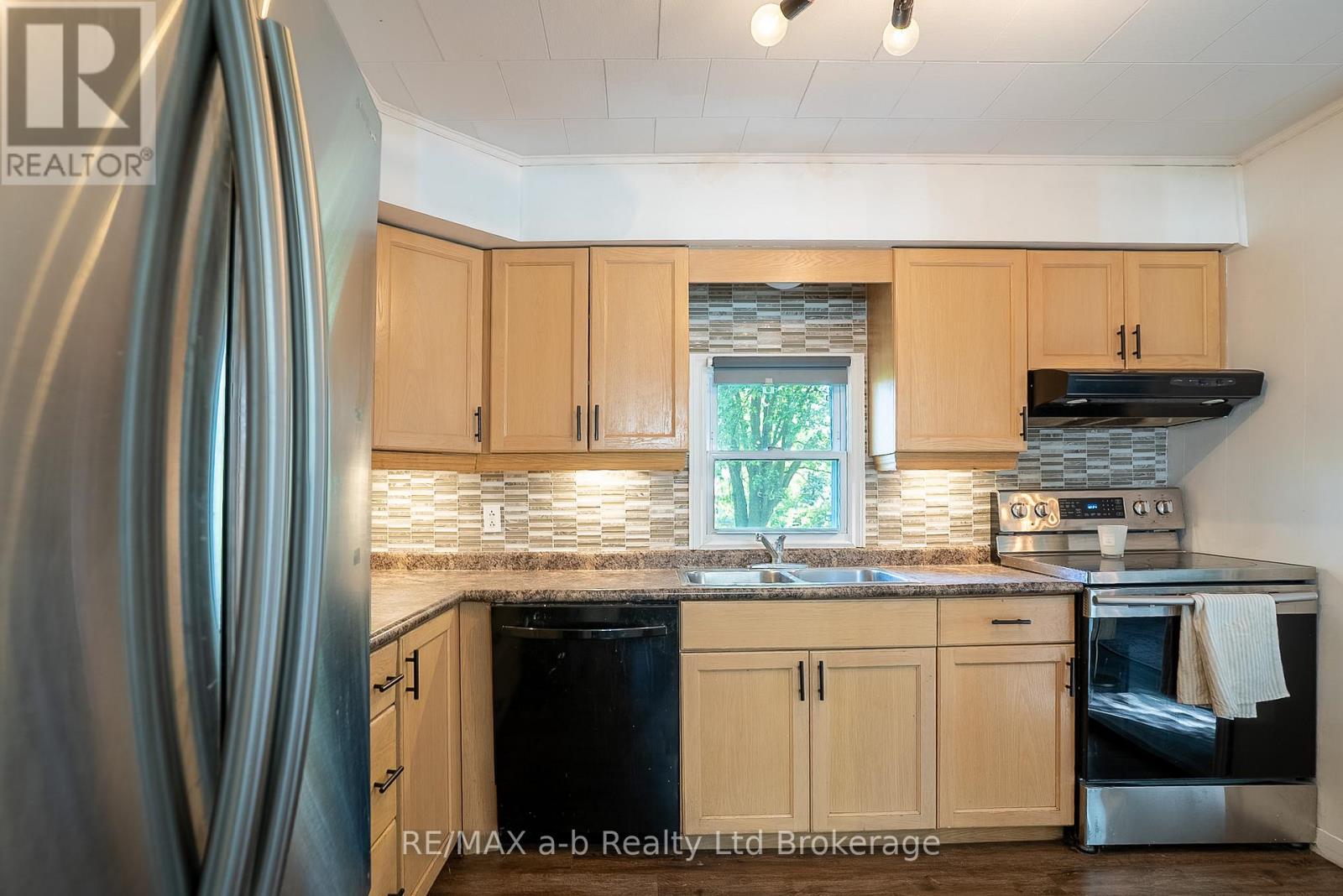 80 STOVER STREET N - 9