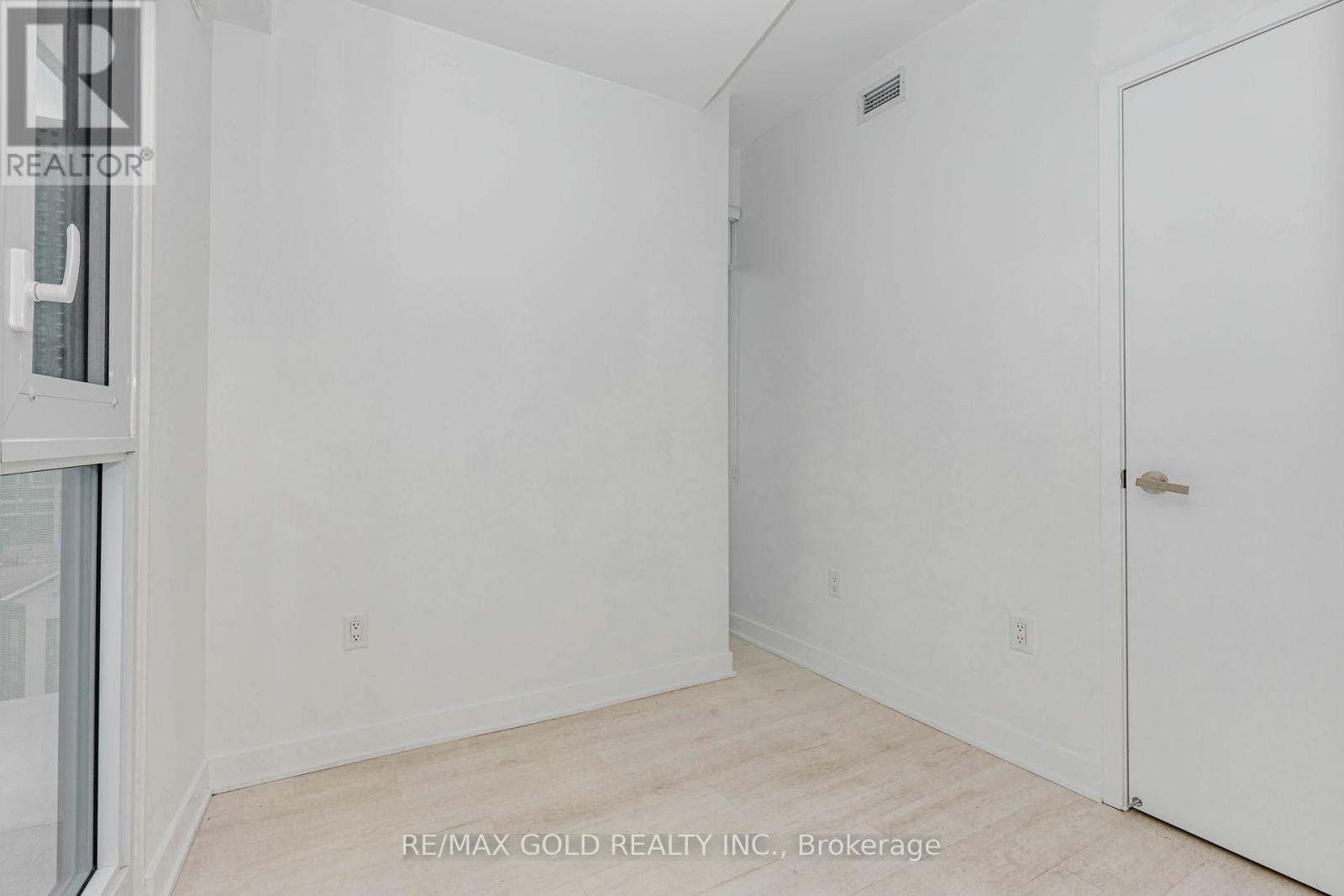 #809 3900 CONFEDERATION PARKWAY - 34