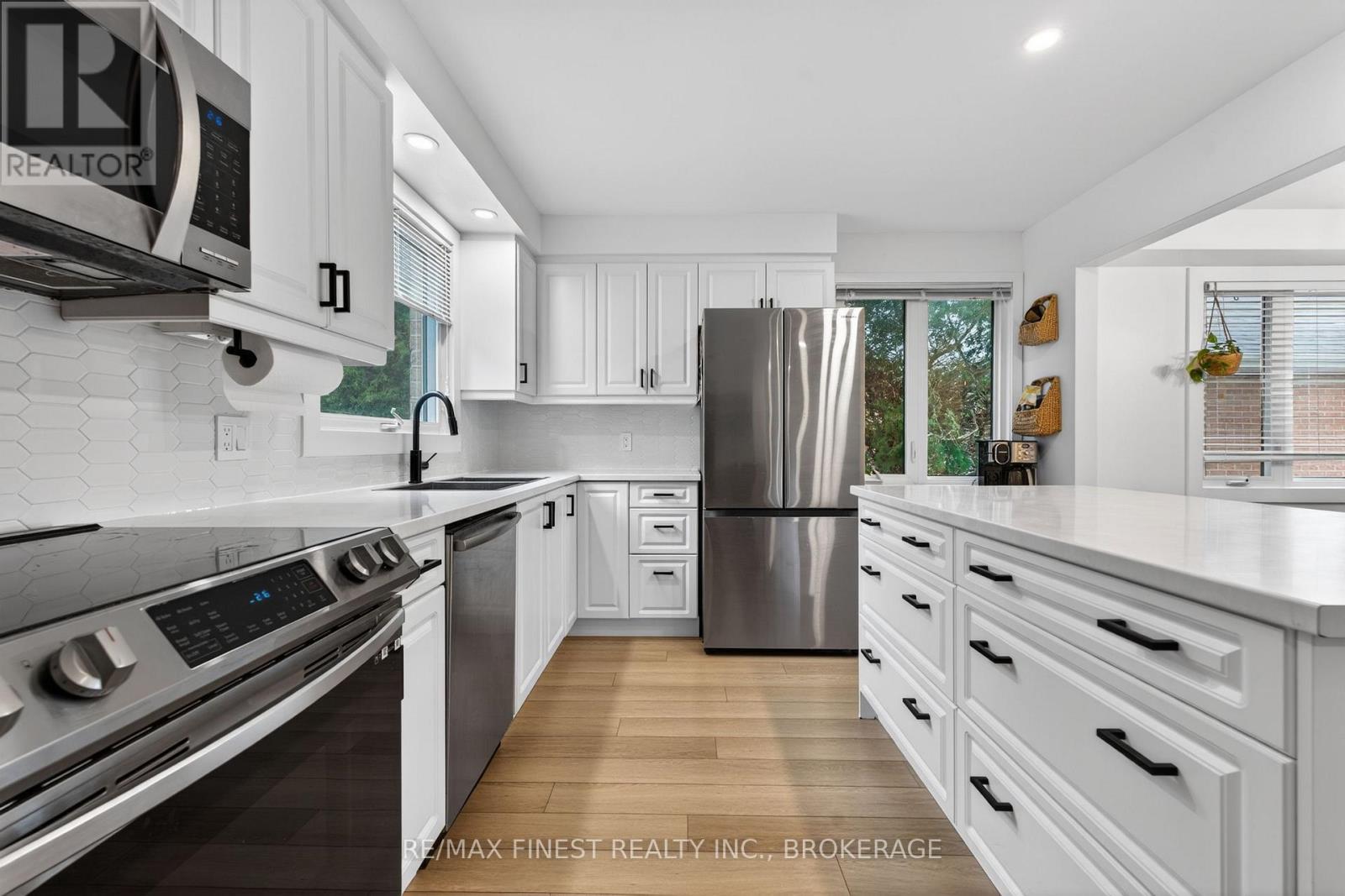 825 SOMERSET CRESCENT - 13
