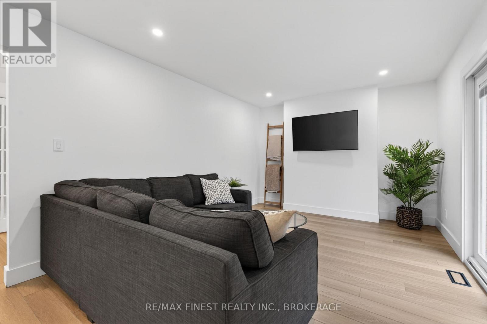 825 SOMERSET CRESCENT - 15