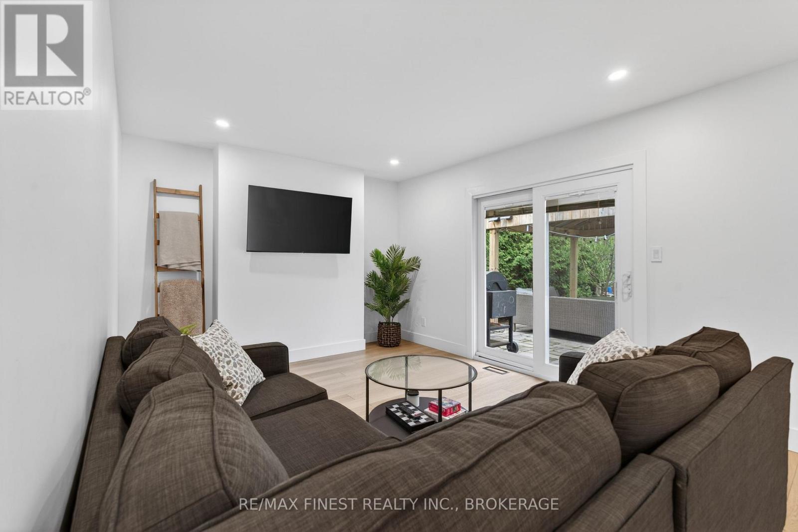 825 SOMERSET CRESCENT - 16