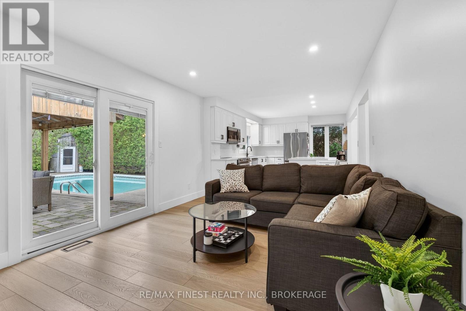 825 SOMERSET CRESCENT - 17