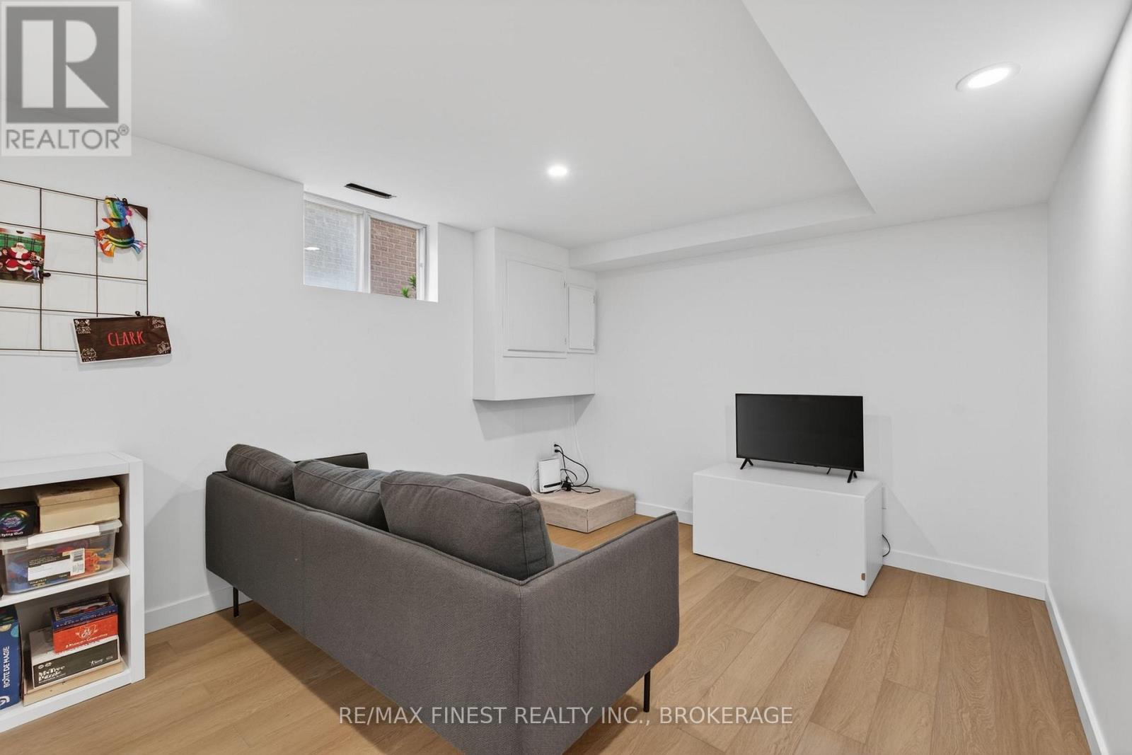825 SOMERSET CRESCENT - 32
