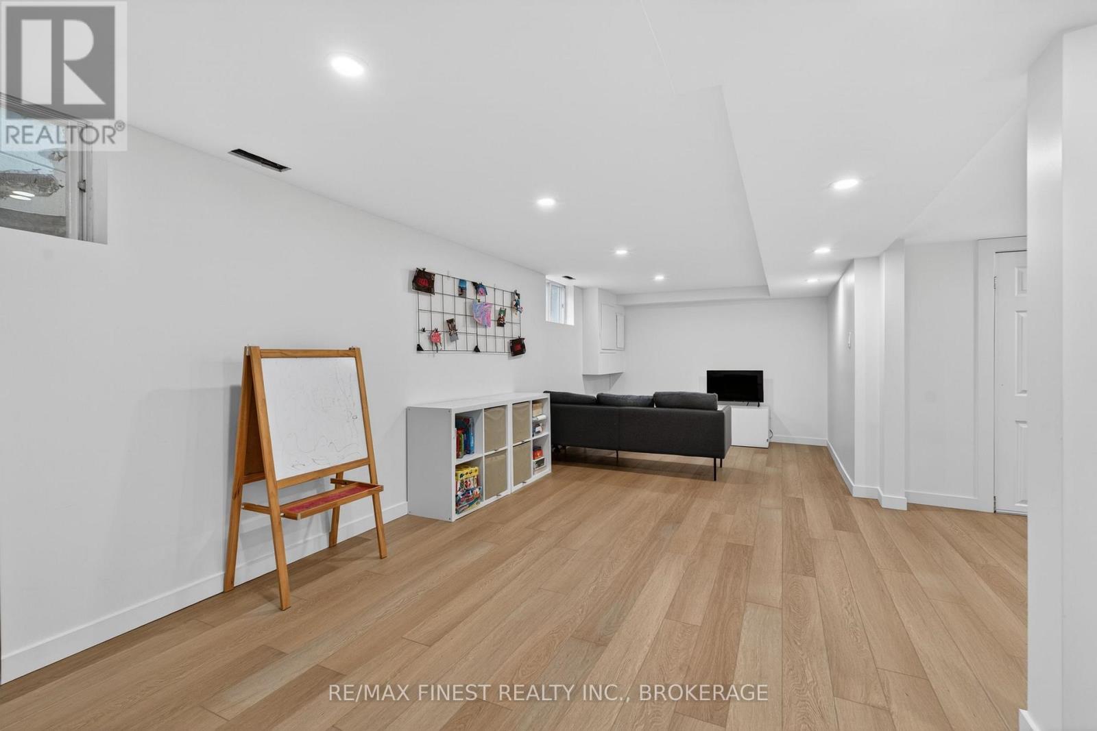 825 SOMERSET CRESCENT - 33