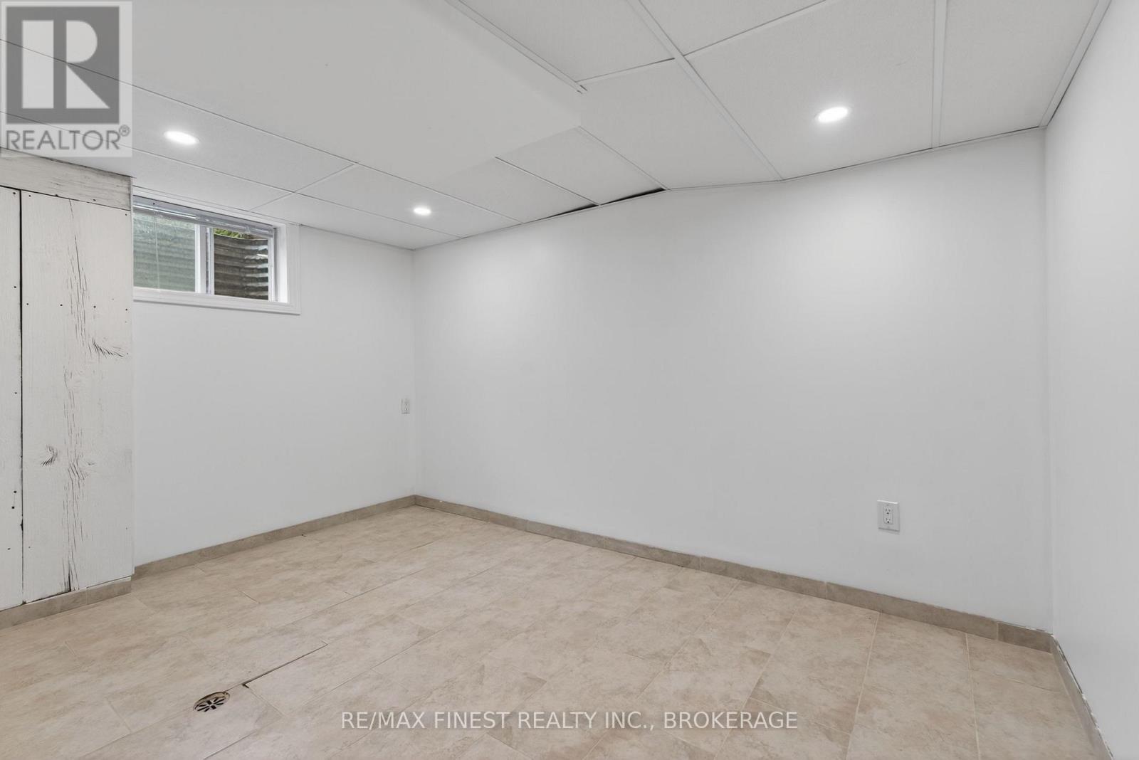 825 SOMERSET CRESCENT - 38