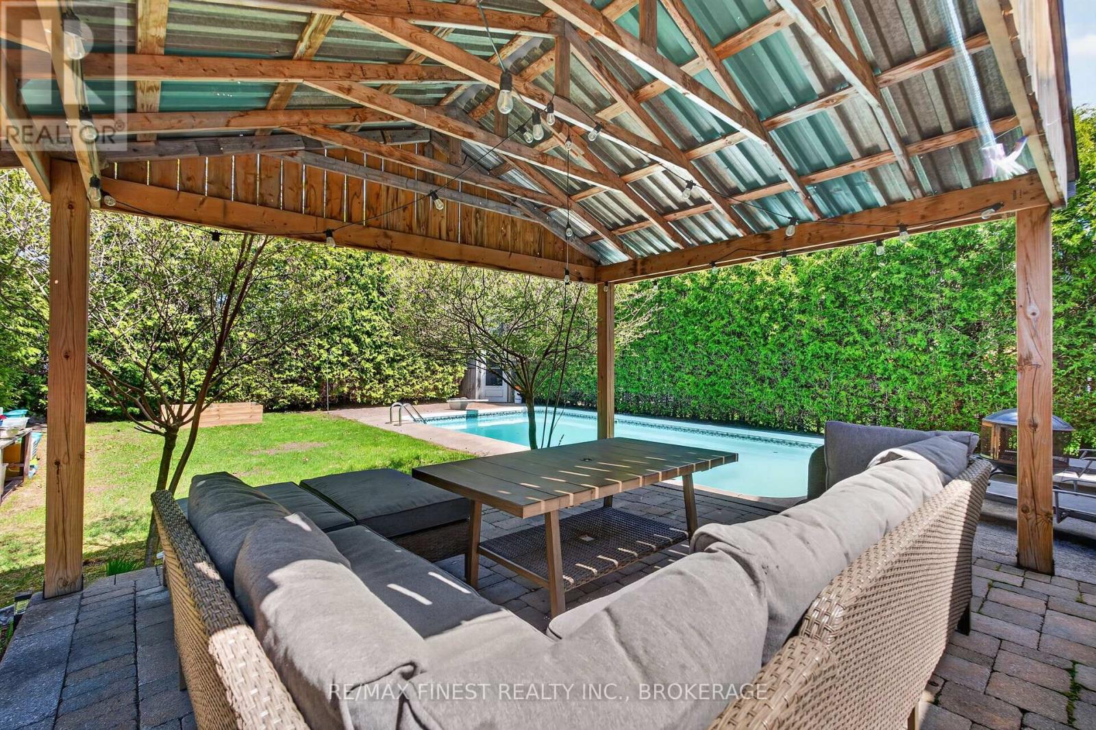825 SOMERSET CRESCENT - 43