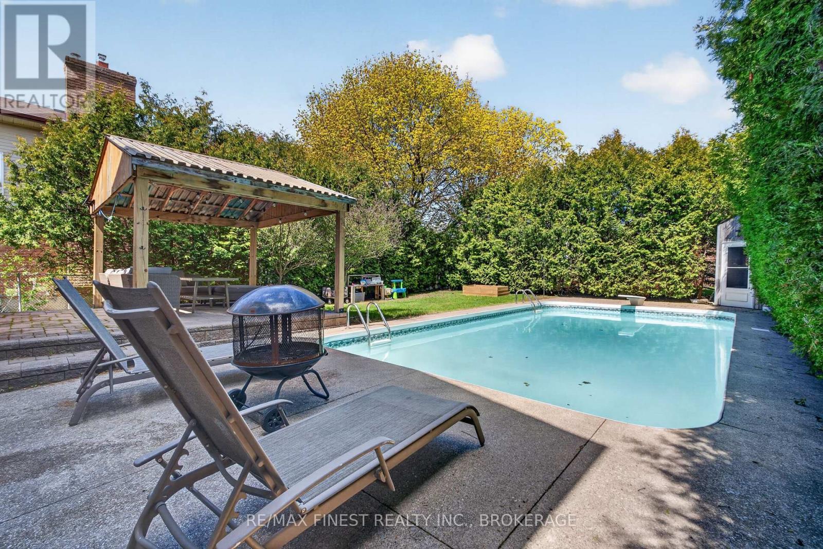 825 SOMERSET CRESCENT - 44