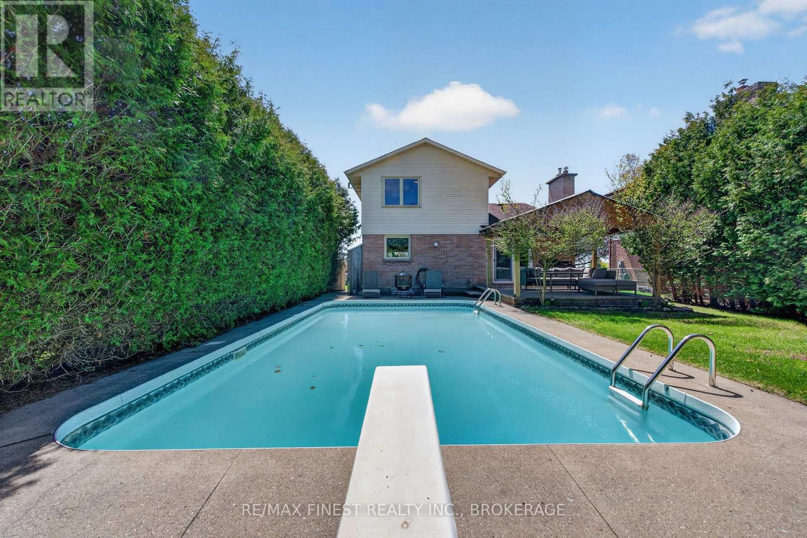 825 SOMERSET CRESCENT - 45