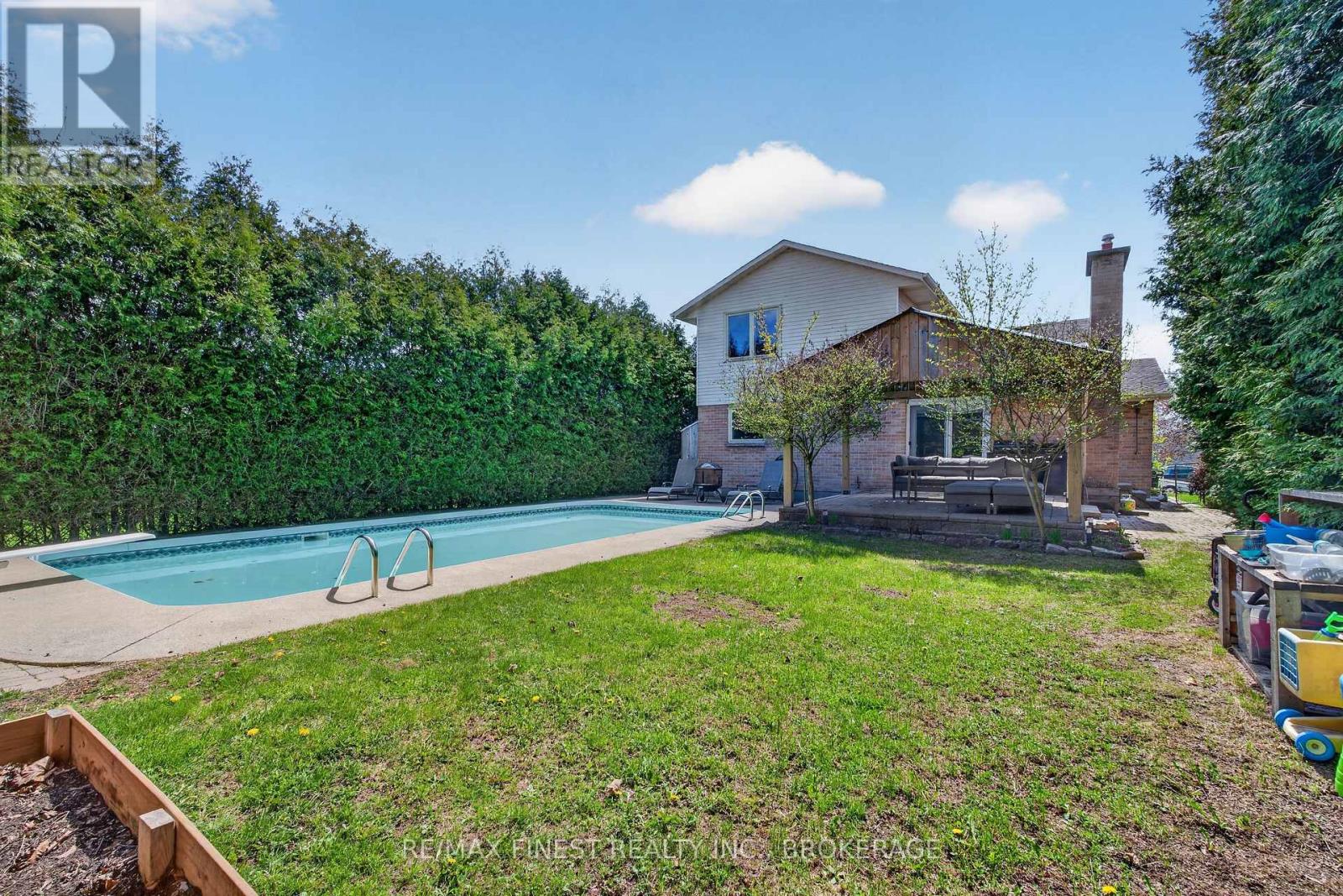 825 SOMERSET CRESCENT - 46