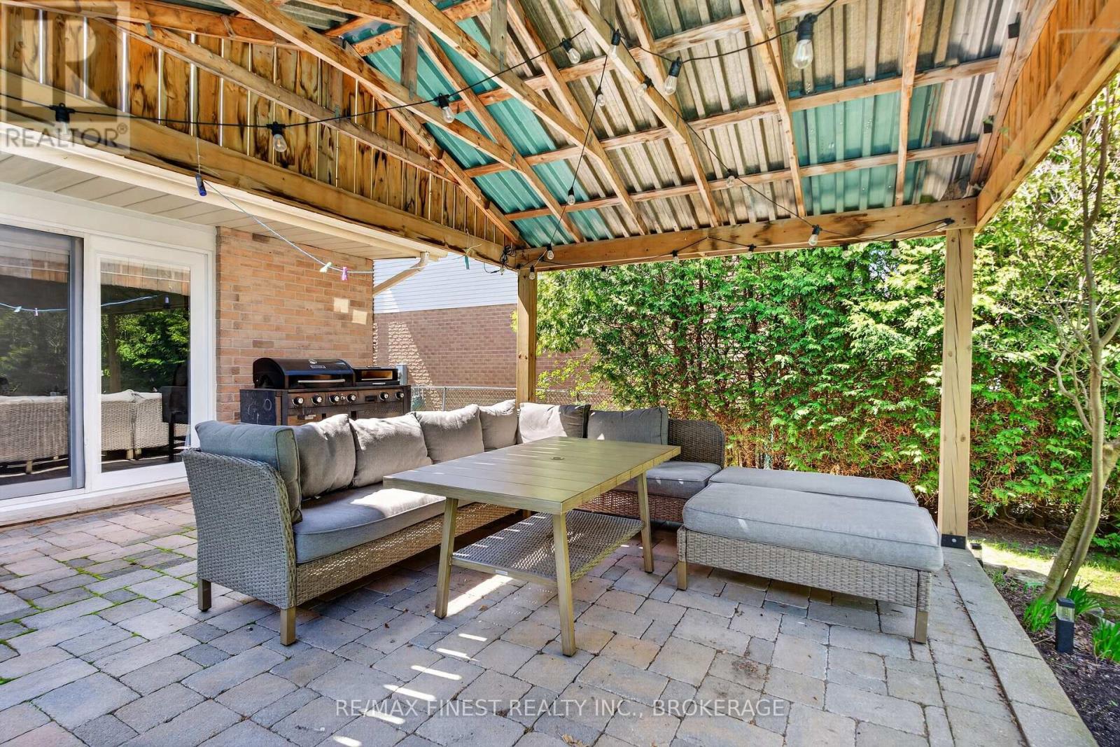 825 SOMERSET CRESCENT - 47