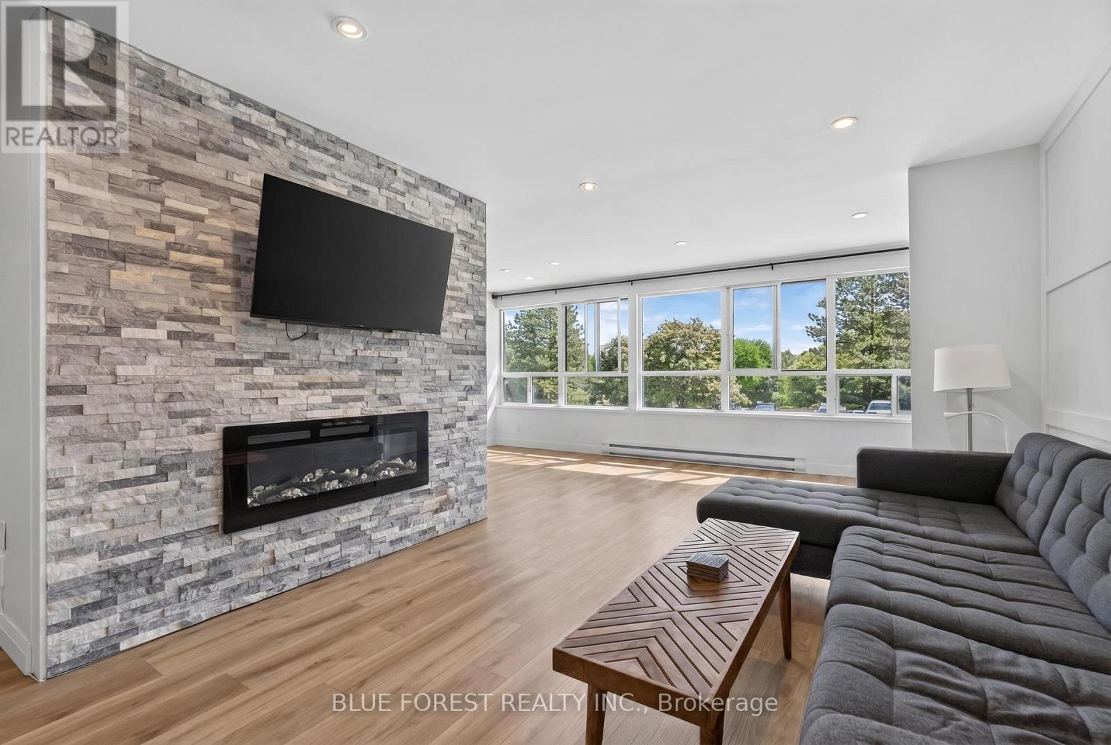 #202 600 GRENFELL DRIVE - 1