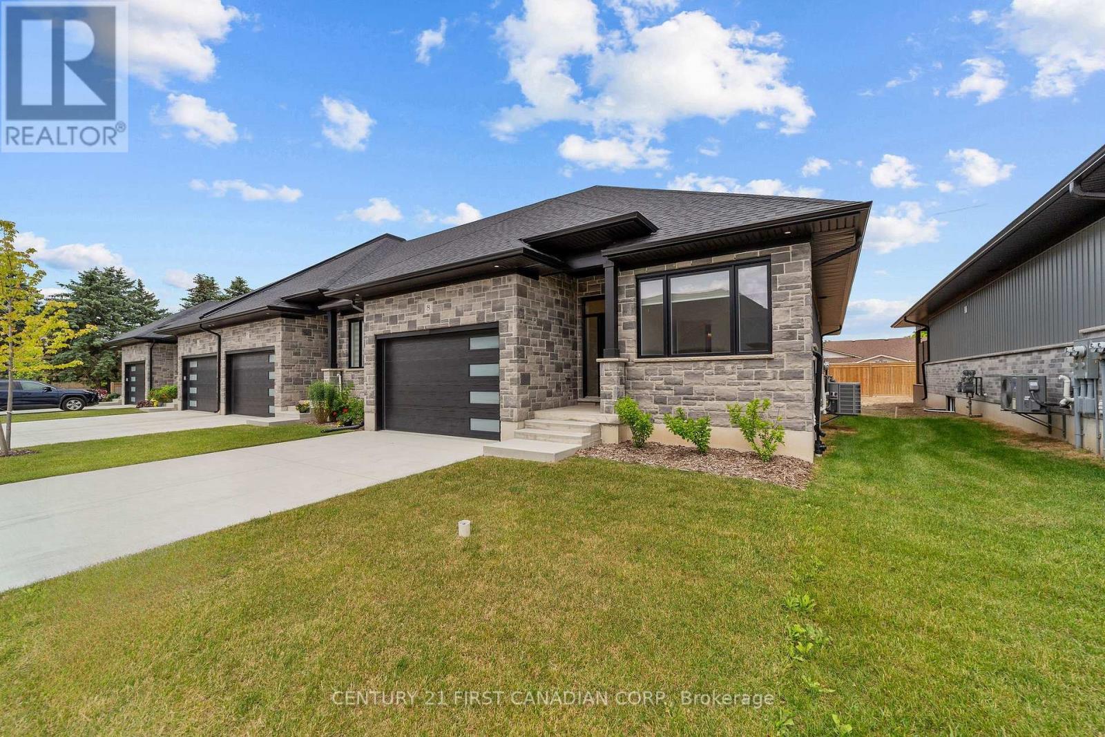 #12 32 POSTMA CRESCENT - 1